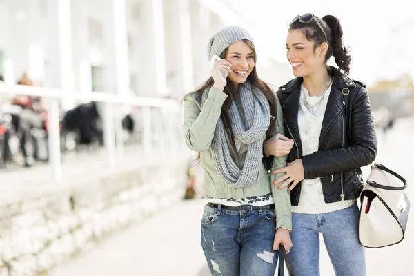 Giovani donne all'aperto — Foto Stock