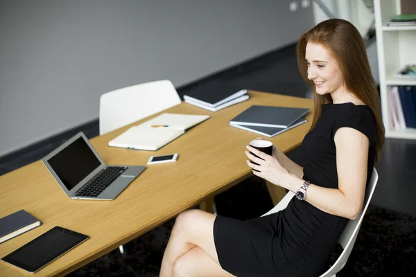 Frau arbeitet im Büro — Stockfoto