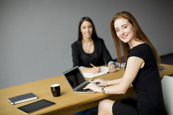 Vrouwen die werkzaam zijn in het kantoor — Stockfoto