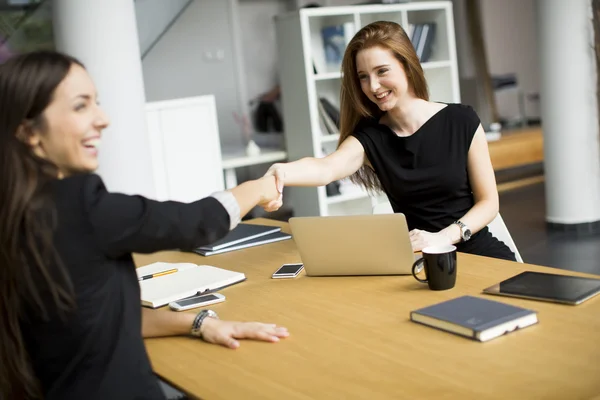 Femmes travaillant dans le bureau — Photo