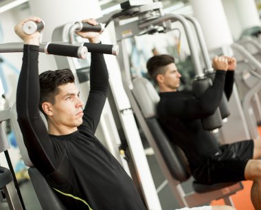 Spor salonundaki genç adam.