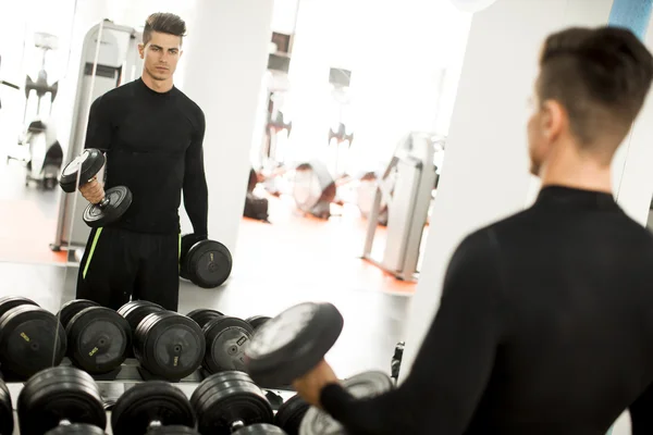 Entraînement d'homme au gymnase — Photo