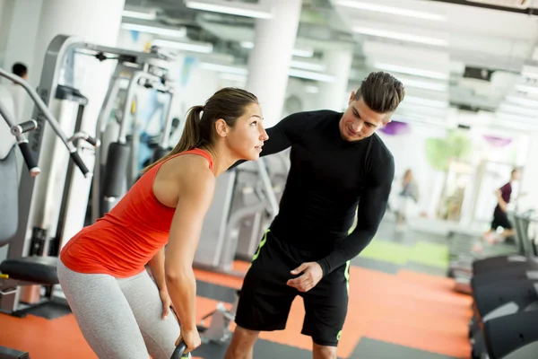 Jeunes dans la salle de gym — Photo