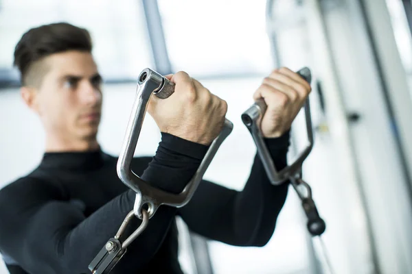 Jeune homme dans la salle de gym — Photo