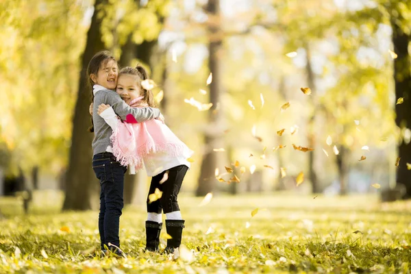 Flickor på hösten park — Stockfoto