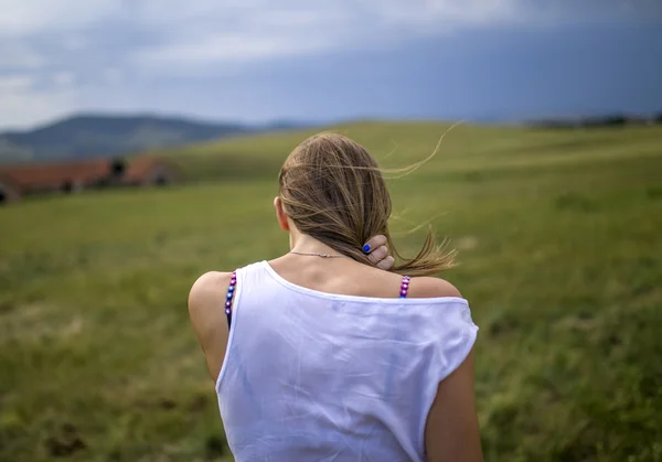 Ung flicka i gräset — Stockfoto