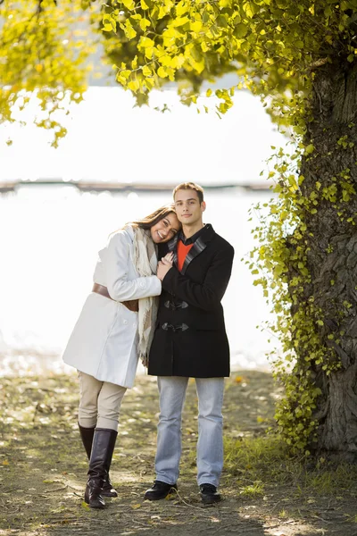 Paar im Herbstpark — Stockfoto