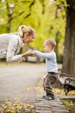 Anne ve oğlu ormanda.
