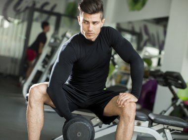 Spor salonundaki genç adam.