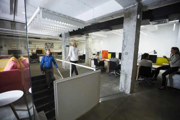 Les jeunes dans le bureau — Photo