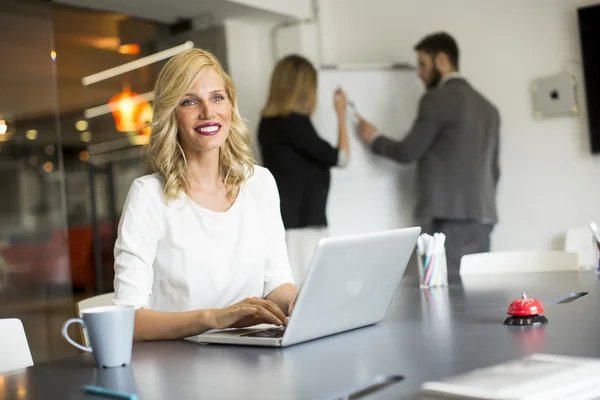 Junge Leute im Büro — Stockfoto