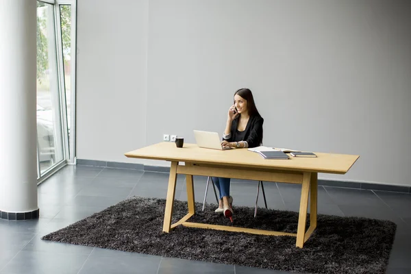 Femme travaillant dans le bureau — Photo