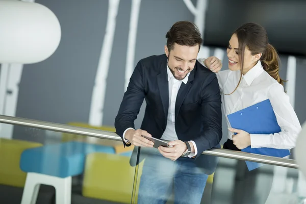 Pareja trabajando en la oficina — Foto de Stock