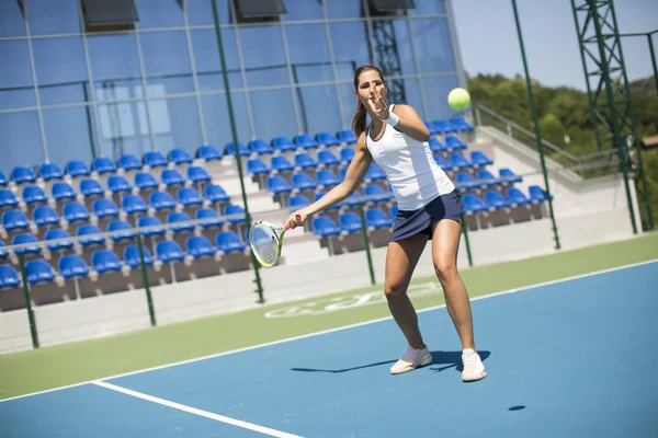 Kvinna som spelar tennis — Stockfoto