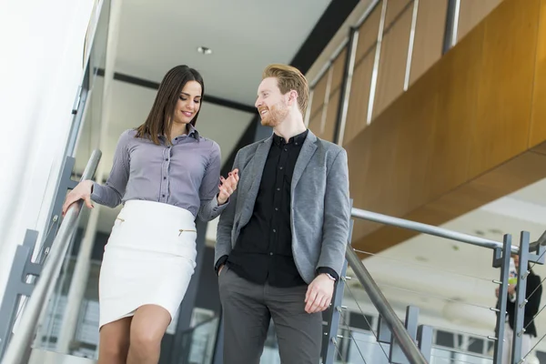 Couple dans les escaliers au bureau — Photo