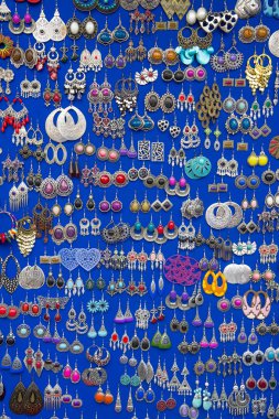 Dekoratif el yapımı küpe