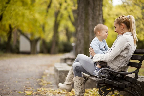 Moeder en zoon in het bos — Stockfoto