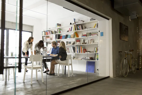 Jóvenes en la oficina — Foto de Stock