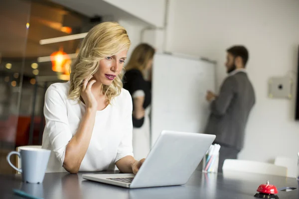 Junge Leute im Büro — Stockfoto