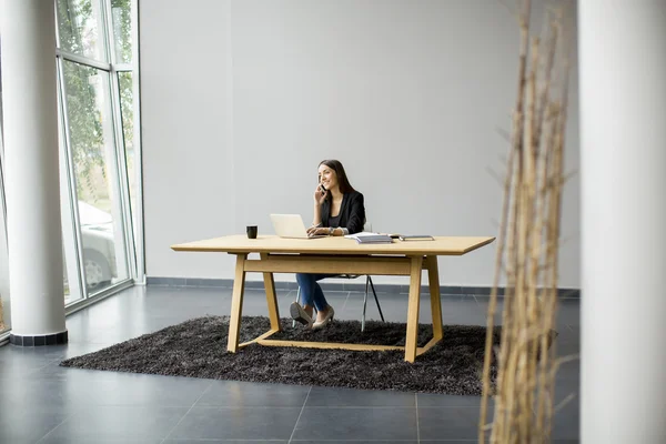 Femme travaillant dans le bureau — Photo