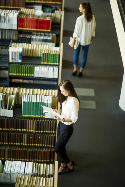 Giovani donne in biblioteca — Foto Stock