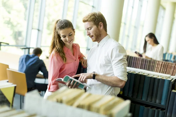 Young couple in the library — Stock Photo, Image