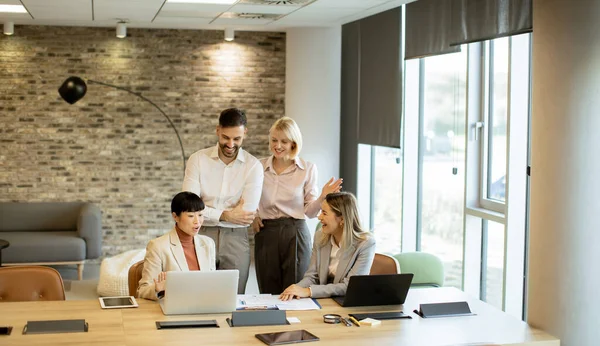 Modern bir ofiste dört profesyonel canlı bir tartışmaya girişiyor. İki tanesi dizüstü bilgisayarlı bir masada otururken, diğer ikisi de yakınlarda durup fikirlerini paylaşıyor ve gülümsüyor. Doğal ışık boşluğu doldurur..