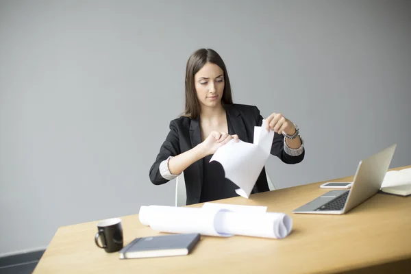 Vrouw die op kantoor werkt — Stockfoto