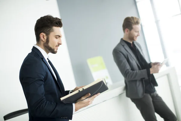 Jeunes hommes dans le bureau — Photo