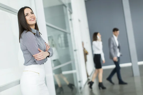 Jonge vrouw in functie — Stockfoto