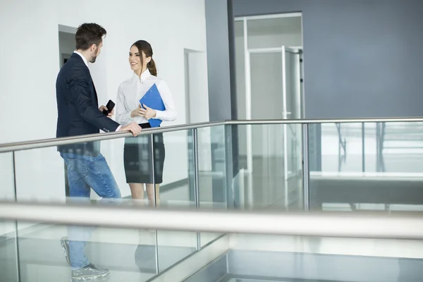 Pareja trabajando en la oficina — Foto de Stock