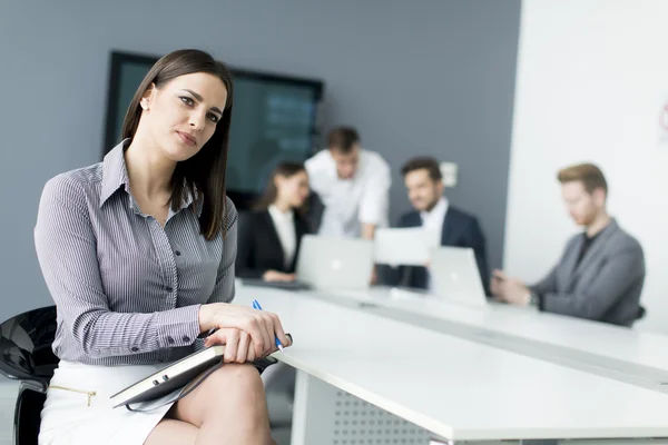 Menschen, die im Büro arbeiten — Stockfoto