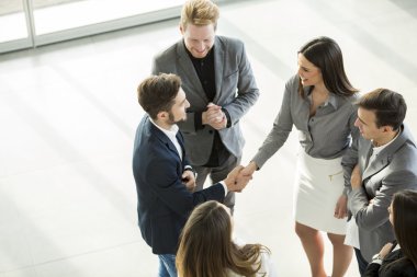 İnsanlar ofis salonunda