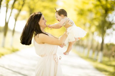 Anne ve bebek parkta.