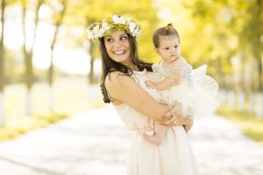 Anne ve bebek parkta.