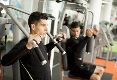 Spor salonunda eğitim erkekler