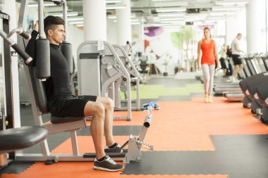 Spor salonundaki gençler.