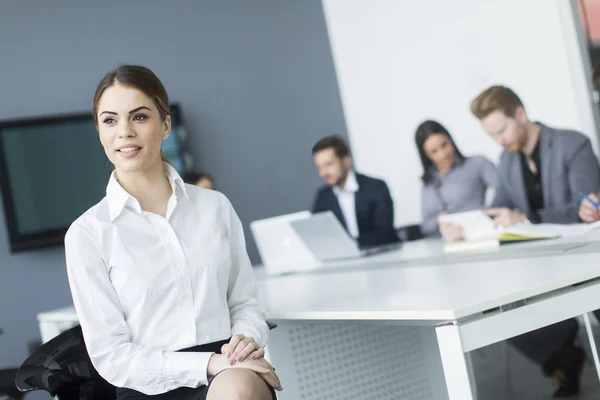 Personas que trabajan en la oficina — Foto de Stock