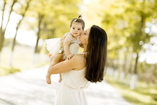 Anne ve bebek parkta. — Stok fotoğraf