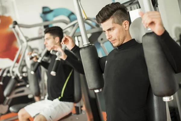 Les hommes s'entraînent dans la salle de gym — Photo