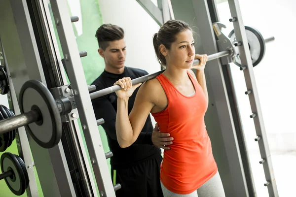 Jeune femme dans la salle de gym — Photo