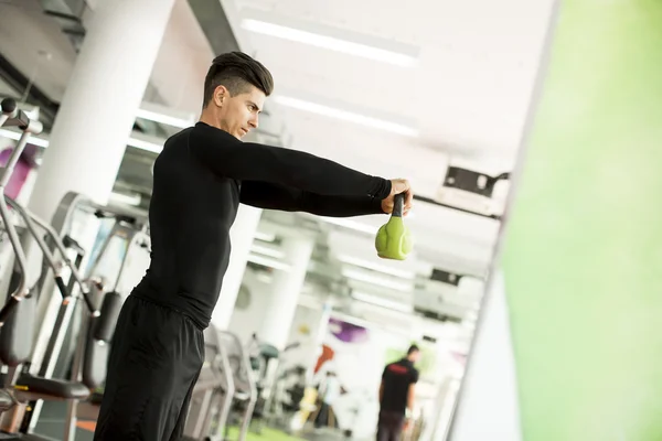 Allenamento uomo in palestra — Foto Stock