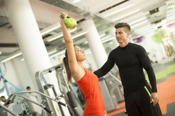 Spor salonundaki genç kadın. — Stok fotoğraf