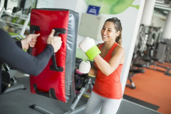 Spor salonundaki genç kadın. — Stok fotoğraf