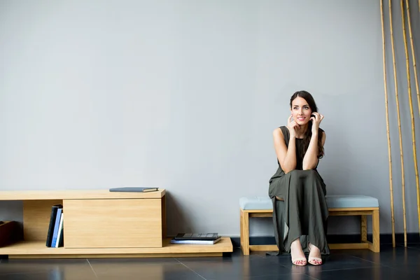 Young woman in the room — Stock Photo, Image