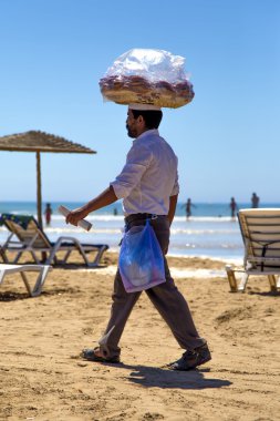 Satıcı adam sahilde