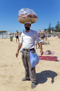 Satıcı adam sahilde