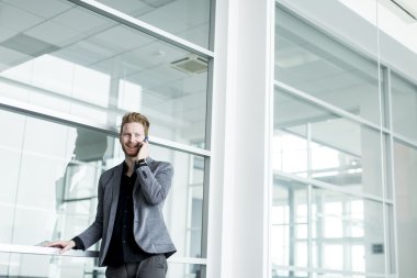 Cep telefonlu genç adam.