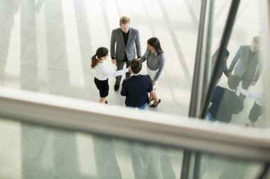 İnsanlar ofis salonunda