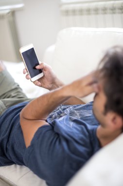 Cep telefonu olan adam.